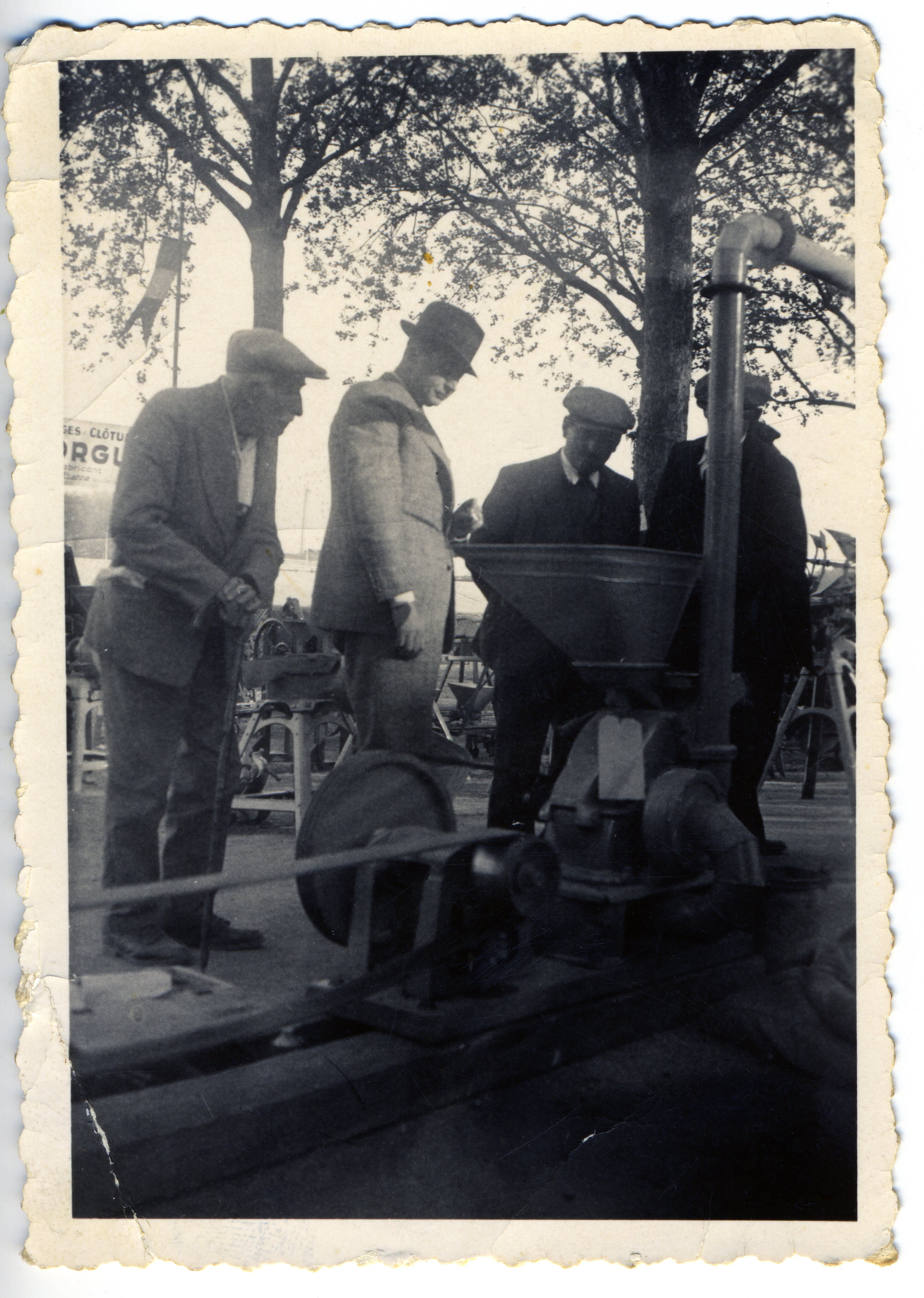 1938, sur les foires et les marchés, il étend son réseau de relations à l'ensemble de la région