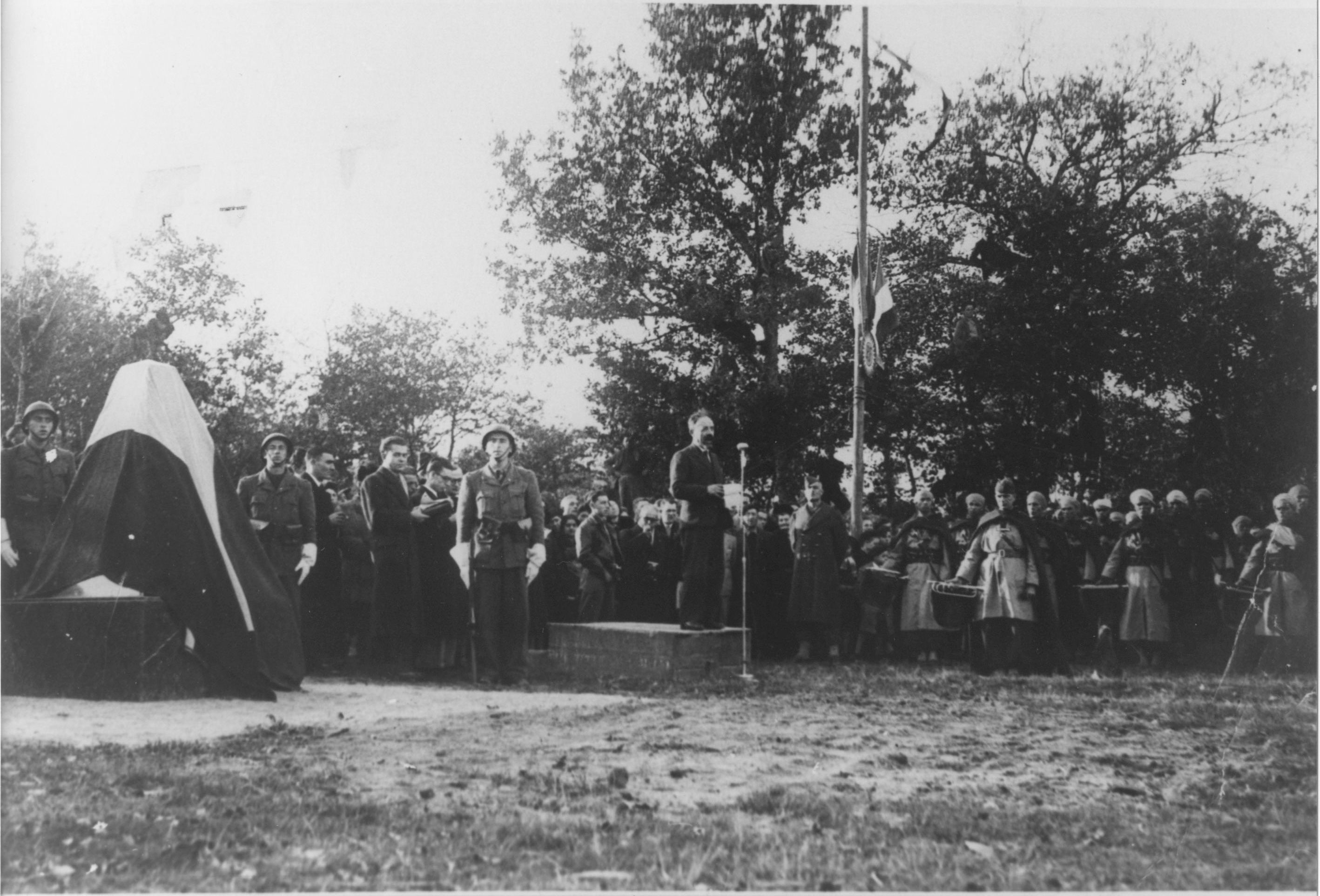 Cérémonie d'inauguration de la stèle des Barthes en 1945