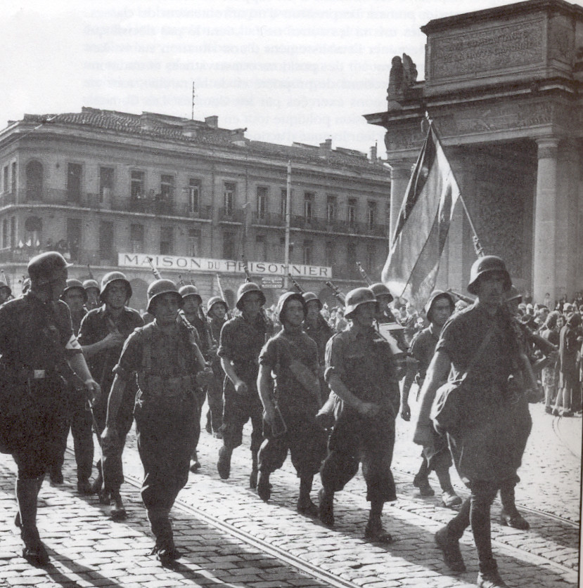 Défilé des Guérilleros au Monument en mort. Photo restée célèbre car les Espagnols défilent avec le casque allemand sur la tête peint en bleu. Photo Jean Dieuzaide