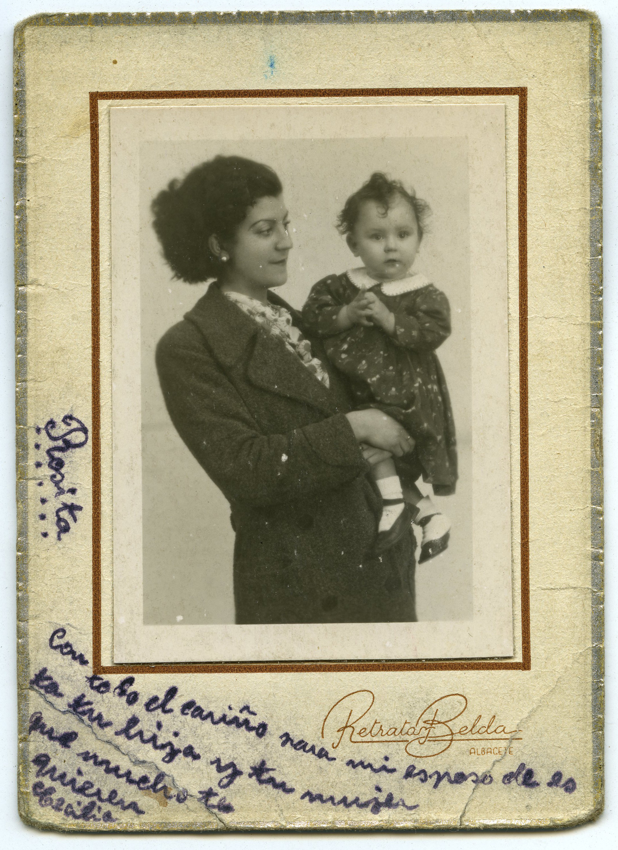 La photographie de sa famille, fondée en Espagne, qui se trouvait dans son portefeuille lors de son arrestation, conservé aux Archives départementales de la Haute-Garonne (ADHG)