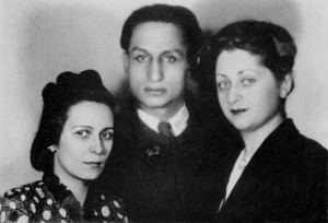 Ariadna, Dovid et leur amie de longue date Eva Kirchner, Paris, février-mars 1940 http://www.wikiwand.com/fr/Ariadna_Scriabina